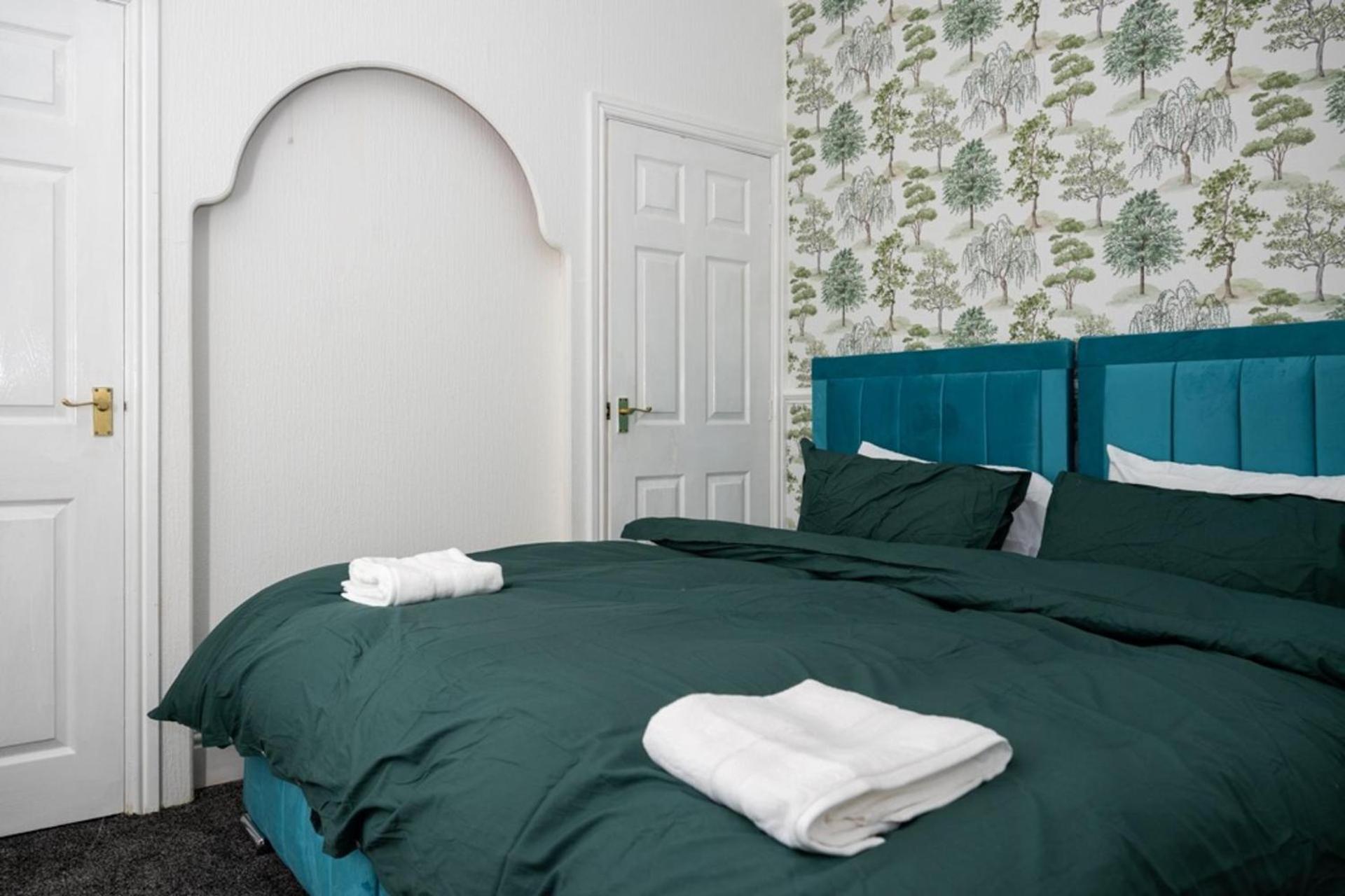 4-Bedroom- Stoke-On-Trent Sleeps 8- Pet Friendly Exterior photo